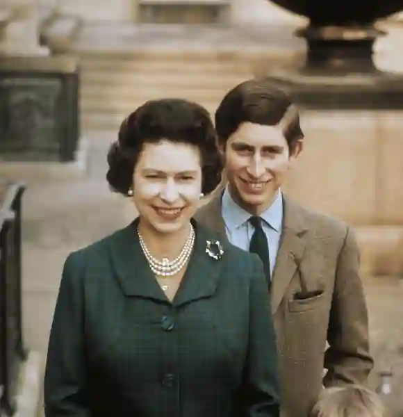 Königin Elisabeth II. und ihr Sohn Prinz Charles im Jahr 1969