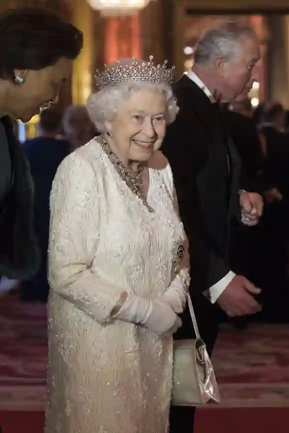 Wer sie seit Jahren verfolgt, weiß, dass Ihre Majestät, die britische Königin, diese Krone sehr oft und gerne trägt. Sie ist seit über 20 Jahren eines ihrer Lieblingsstücke.