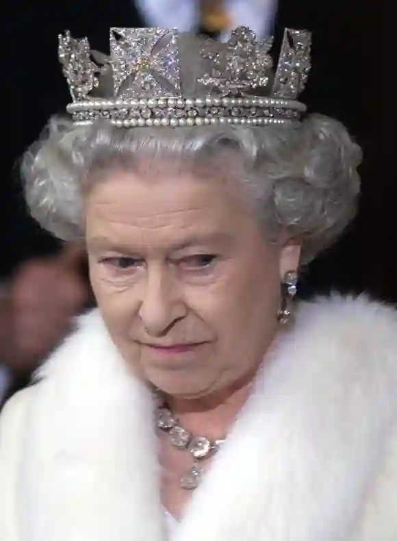 Hier sehen wir eine schöne Nahaufnahme einer der Lieblingskronen von der britischen Königin. Das besondere Stück ist nicht nur mit zahlreichen Diamanten besetzt, sondern wird auch von wunderschönen Perlen geziert.
