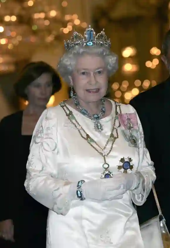 Wir können uns gar nicht sattsehen an dieser prächtigen Krone mit einem Mix aus Diamanten und hellblauen Steinen. Die spezielle Farbkombination ist ein atemberaubendes Stück für Ihre Majestät. Den Look trug Königin Elisabeth II. bei einem Staatsbankett im Jahr 2006.