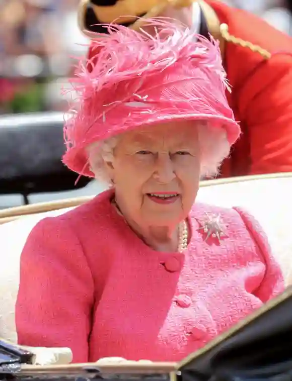 Königin Elisabeth II. kommt am vierten Tag von Royal Ascot auf der Ascot Racecourse am 21. Juni 2019 in Ascot, England, an