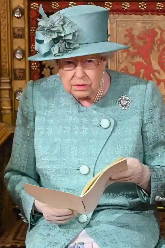 Königin Elisabeth II. hält die Rede der Königin auf dem Thron des Souveräns in der Kammer des House of Lords während der Staatseröffnung des Parlaments in den Houses of Parliament in London am 19. Dezember 2019