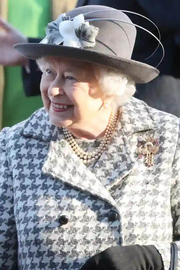 Königin Elisabeth II. verlässt die Kirche in Hillington in Sandringham am 19. Januar 2020 in King's Lynn, England
