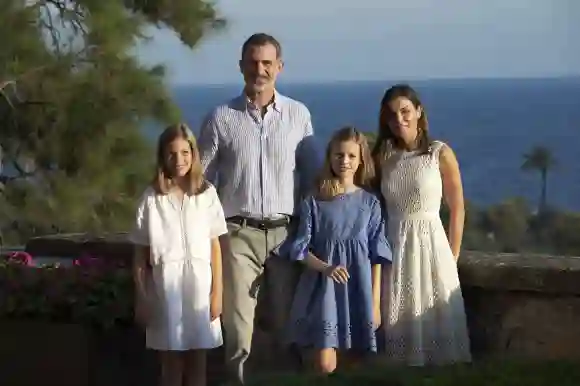 König Felipe VI. von Spanien, Königin Letizia von Spanien, Prinzessin Leonor von Spanien und Prinzessin Sofia von Spanien posieren für die Fotografen während der Sommersession in Palma de Mallorca, 29. Juli 2018.