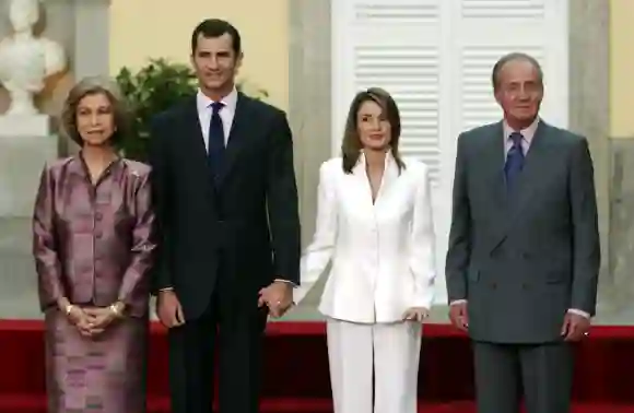 Königin Sofia, Kronprinz Felipe von Spanien, Letizia Ortiz und König Juan Carlos während der offiziellen Verlobungszeremonie am 6. November 2003