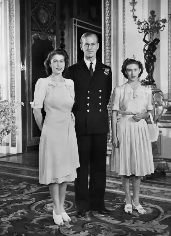 Prinzessin Elizabeth (zukünftige Königin Elizabeth II.), Philip Mountbatten (auch der Herzog von Edinburgh) und Prinzessin Margaret posieren am 9. Juli 1947 in Buckingham Palace in London, dem Tag, an dem ihre Verlobung offiziell bekannt gegeben wurde
