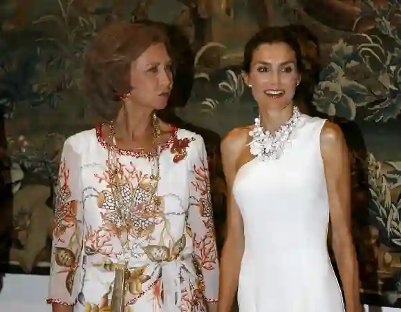 Königin Sofia und Prinzessin Letizia bei einem sommerlichen Dinner am 28. August 2009