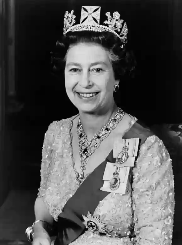 Königin Elisabeth II. sieht auf diesem im Juni 1987 veröffentlichten offiziellen Porträt, das im Buckingham Palace aufgenommen wurde, umwerfend aus. Sie trägt ein goldfarbenes Kleid mit einem Diadem aus dem frühen 19. Jahrhundert, das für Georg IV. angefertigt wurde – sehr beeindruckend!