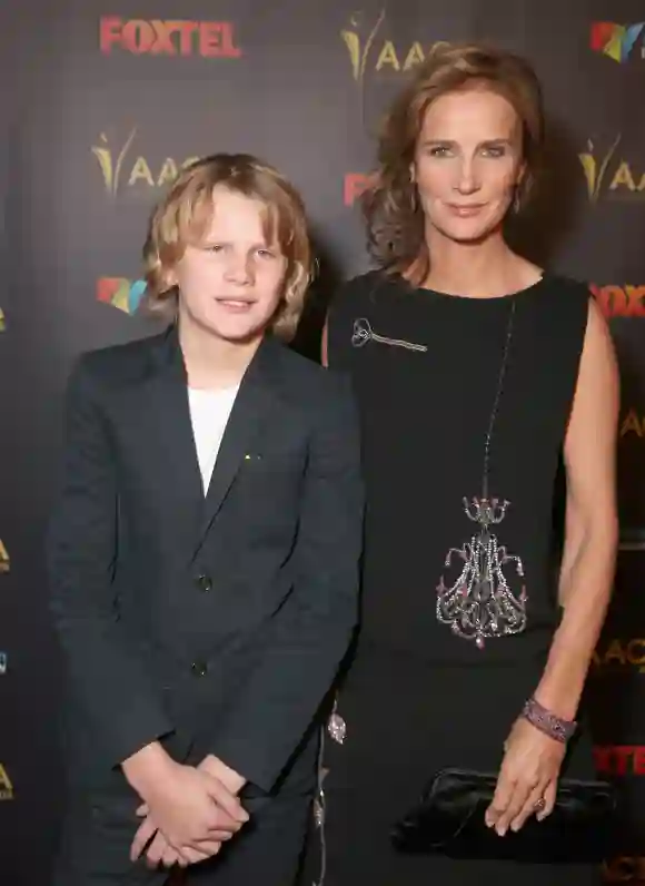 Rachel Griffiths und ihr Sohn Banjo bei den AACTA Awards 2016