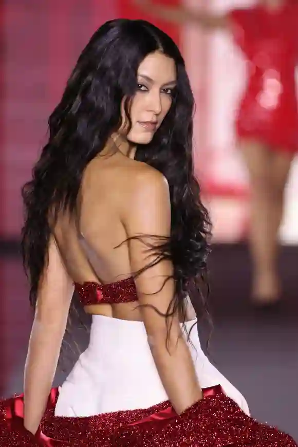 Rebecca Mir in Paris für L'Oreal