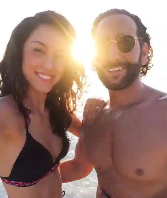 Rebecca Mir und Massimo Sinató posieren Arm in Arm im Urlaub für ein Instagram-Foto