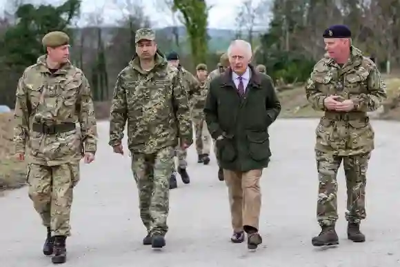 König Charles III mit Soldaten