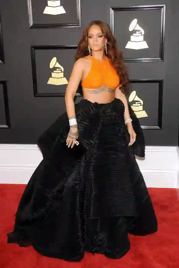 Rihanna im bauchfreien Outfit