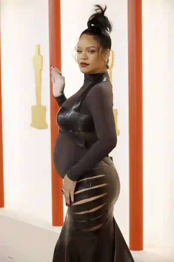Rihanna zeigt ihren Babybauch bei Oscars 2023