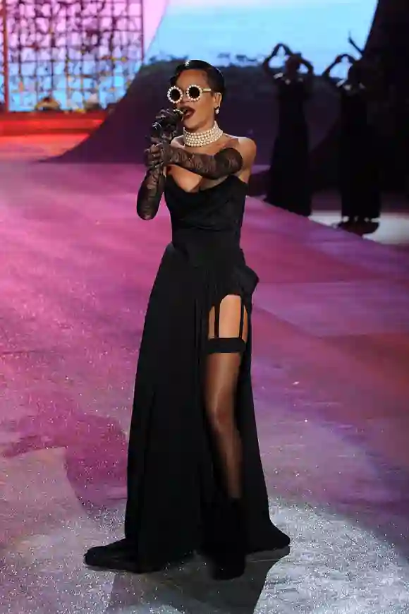 Rihanna im Strapsen-Look