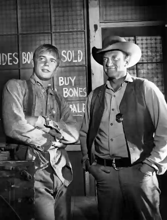 Roger Ewing und James Arness in "Rauchende Colts"