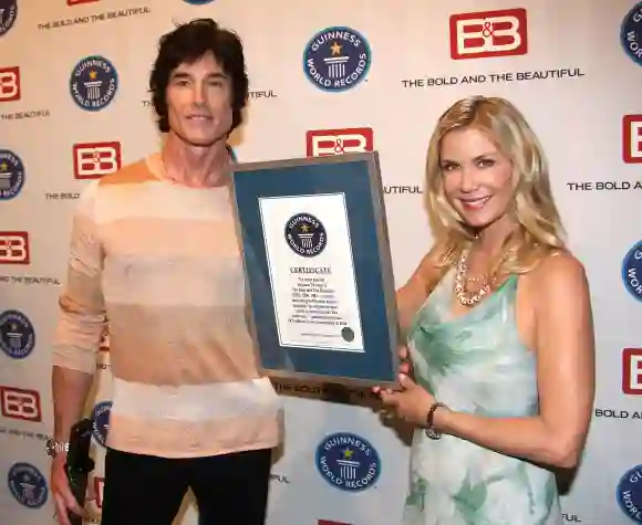 Ronn Moss und Katherine Kelly Lang am 18. Mai 2010 mit der Guinness World Record Urkunde für „Reich und Schön“