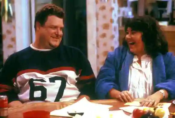 Roseanne Barr und John Goodman in „Roseanne“