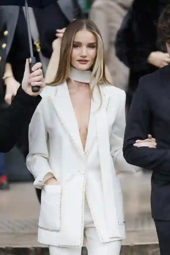 Rosie Huntington-Whiteley besuchte die Elie Saab Show in Paris