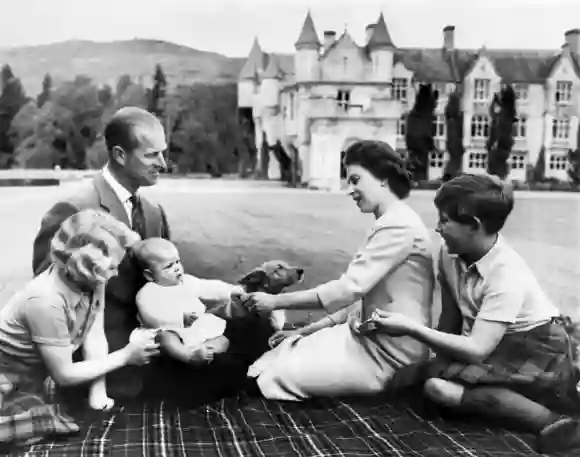 Königin Elisabeth II., Prinz Philip und Prinz Charles, Prinzessin Anne und Prinz Andrew posieren am 9. September 1960 auf dem Gelände des Balmoral Castle