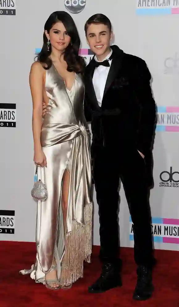 Selena Gomez und Justin Bieber auf dem Roten Teppich bei den American Music Awards 2011