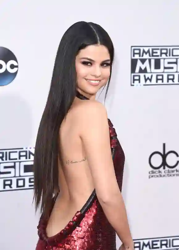 Selena Gomez American Music Awards 2015 Rückenausschnitt Tattoo