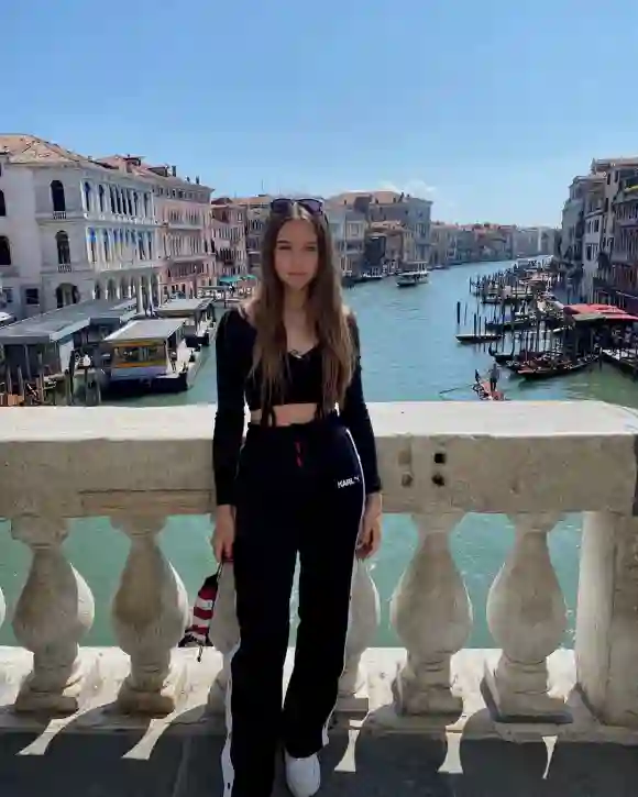Shania Geiss posiert im Urlaub auf Venedig.