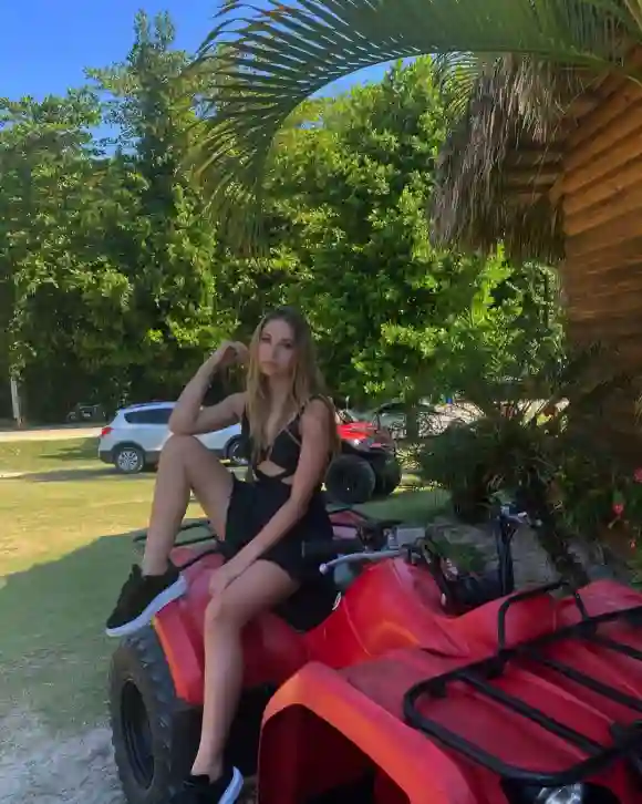 Shania Geiss auf einem roten Quad auf Instagram