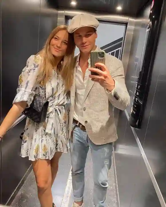 Sidney Wolf mit seiner Freundin Maja kuschelnd im Aufzug 2021