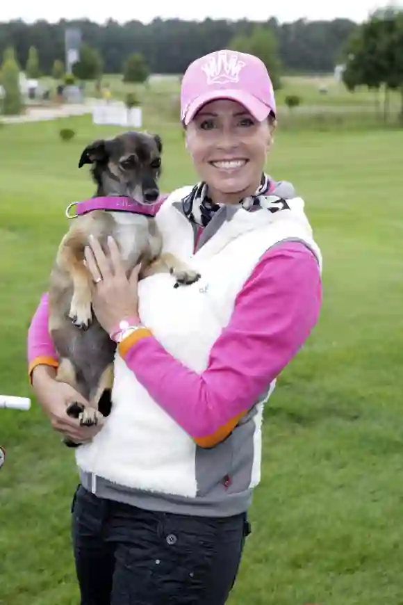 Sonja Zietlow 2014 beim Golf mit ihrem Hund