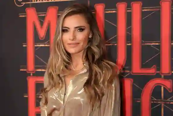 Sophia Thomalla in einem goldenen Outfit