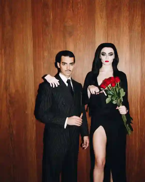 Joe Jonas und Sophie Turner an Halloween 2018. Sie gehen als „Gomez“ und „Mortica Addams“