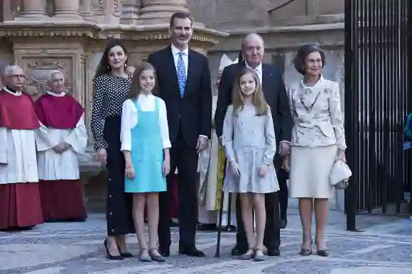 Königin Letizia, Prinzessin Sofia, König Felipe VI., Prinzessin Leonor und der ehemalige König Juan Carlos I. und die ehemalige Königin Sofia