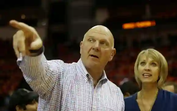 Steve Ballmer und seine Frau Connie Snyder schauen vor dem siebten Spiel der Western Conference Semifinals gegen die Houston Rockets am 17. Mai 2015 zu.