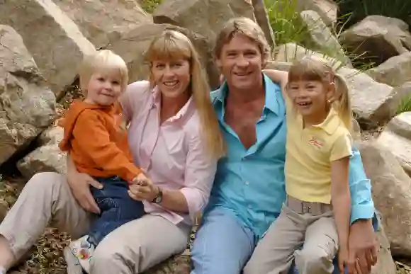 Steve Irwin mit seiner Frau terri und seinen Kindern Bindi und Robert