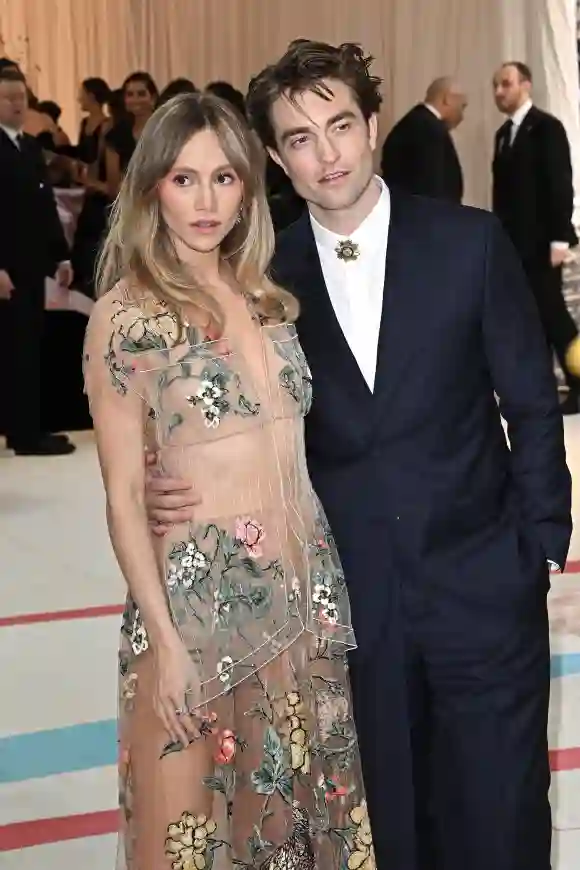 Suki Waterhouse und Robert Pattinson bei der MET Gala 2023