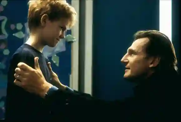 Thomas Sangster und Liam Neeson in „Tatsächlich...Liebe“