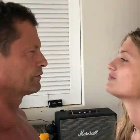 Til Schweiger küsst Tochter Lilli Schweiger auf Instagram