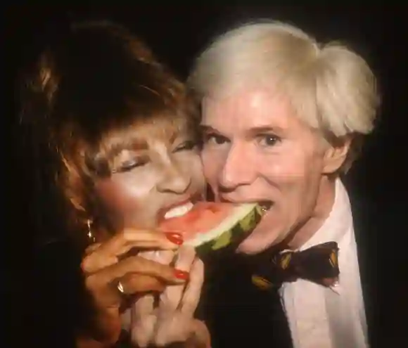 Tina Turner und Andy Warhol im Jahr 1981.
