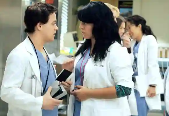 „George O'Malley“ und „Callie Torres“ sprechen miteinander in „Greys Anatomy“