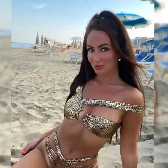 Tracy Candela im goldenen Bikini am Strand 2021