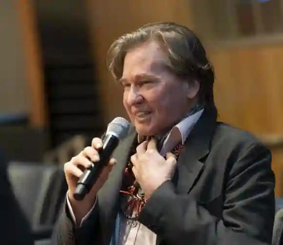 Val Kilmer sagt, er fühle sich nach einer Halskrebsoperation "viel besser als ich klinge".