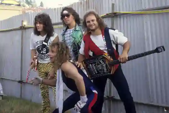 Eddie Van Halen, David Lee Roth, Alex Van Halen und Michael Anthony von Van Halen auf dem Monsters of Rock Festival 1984