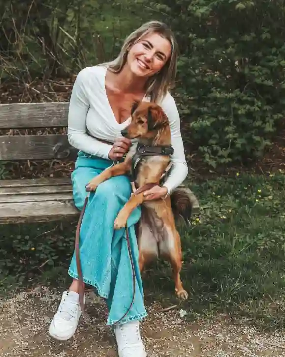 Vivien Michalla mit ihrem Hund im Park 2021