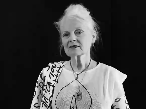 Vivienne Westwood posiert zu Lebzeiten im Juni 2017 für ein Foto vor einem schwarzen Hintergrund