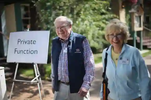 Warren Buffett, Vorsitzender von Berkshire Hathaway Inc., geht mit seiner Frau Astrid am 12. Juli 2014 auf der Allen & Company Sun Valley Conference.