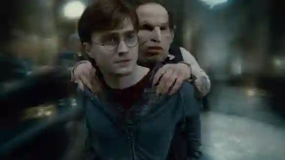 Warwick Davis alias „Griphook“ neben Daniel Radcliffe in „Harry Potter“
