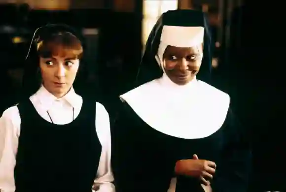 Wendy Makkena und Whoopi Goldberg in  „Sister Act“