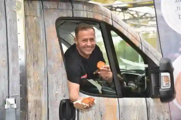 Willi Herren bei der Eröffnung seines Reibekuchen-Foodtrucks wenige Tage vor seinem Tod am 16. April 2021