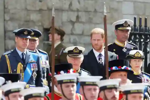 Prinz William, Prinz Harry, König Charles III. und Prinzessin Anne bei der Beerdigung der Queen